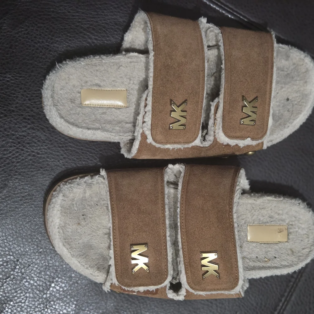 Michael Kors Tan Sandals with Gold Logo - Picture 2 of 3